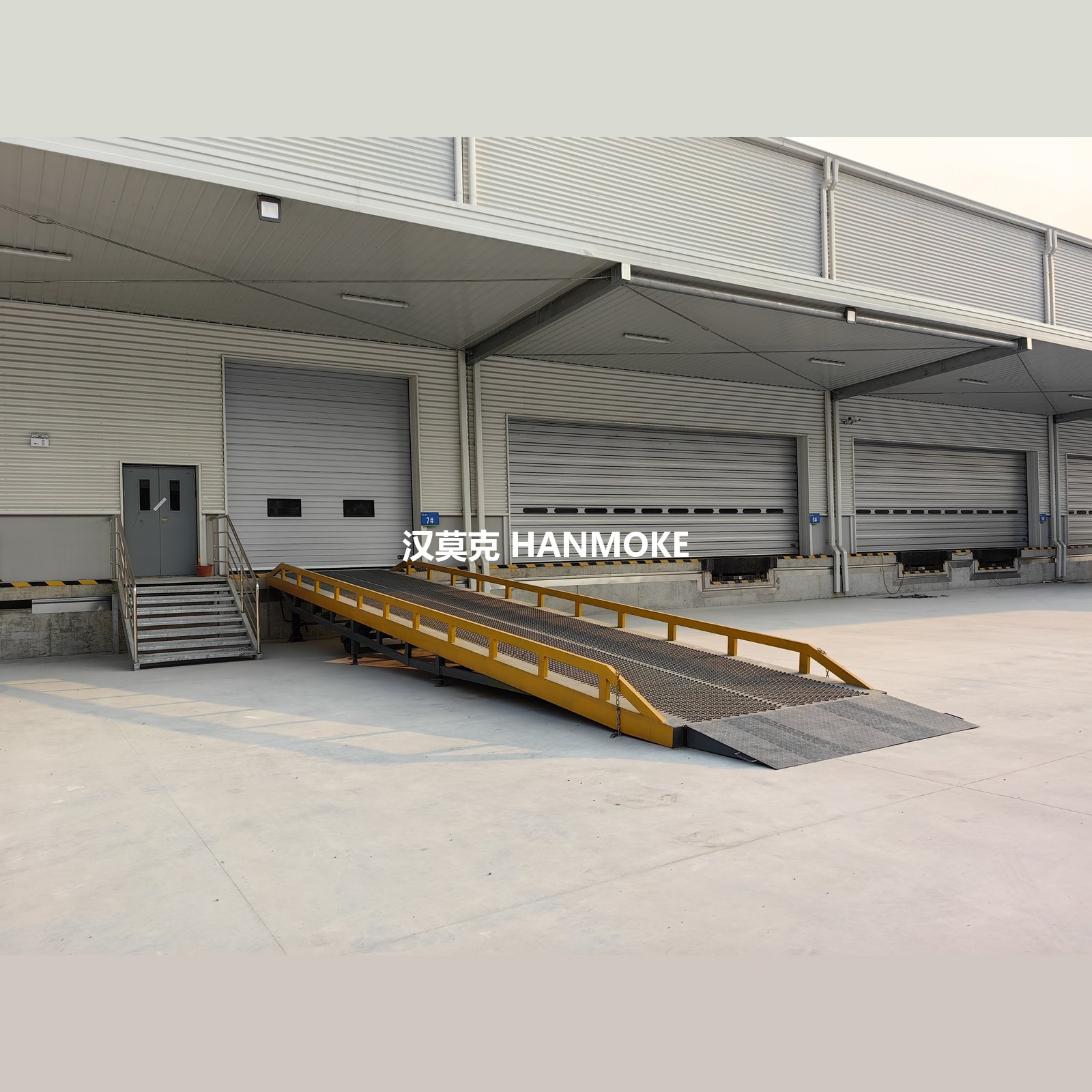 叉车坡道平台 普洛斯液压款 斜视带台阶